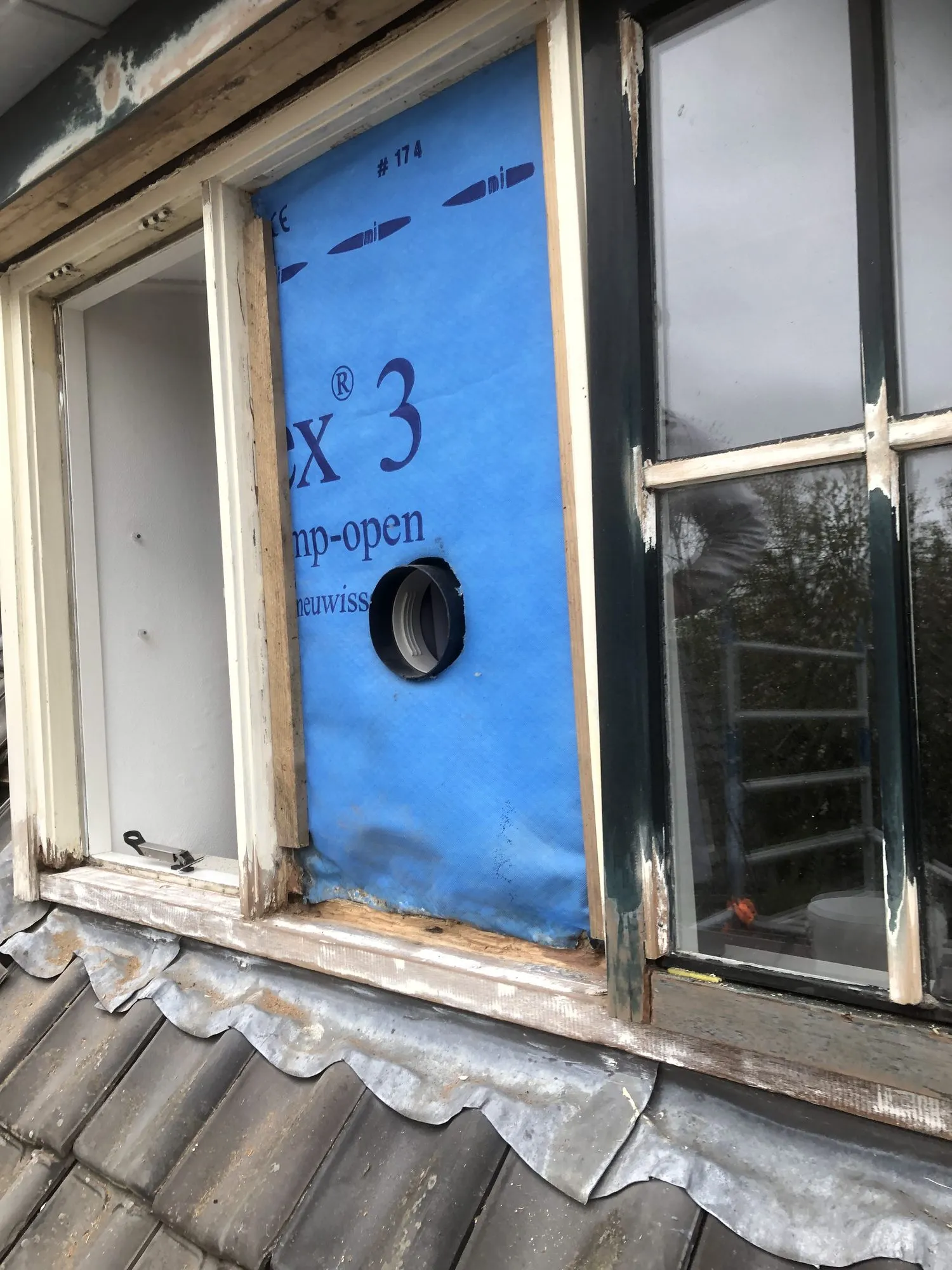 Raamkozijn waarin nieuw glas wordt gezet, met beschermfolie op de ruit