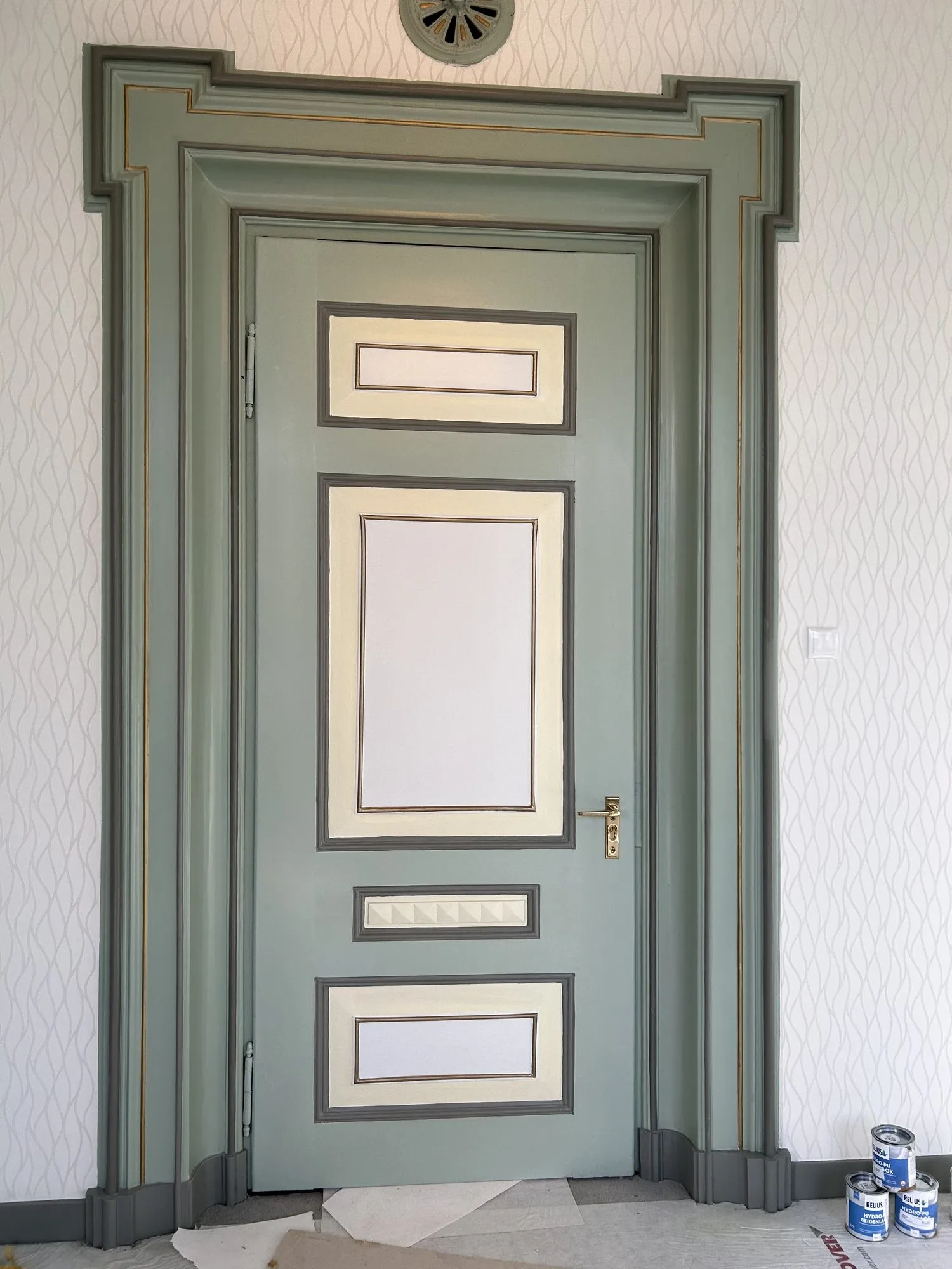Paneeldeur in grijsgroen en crème