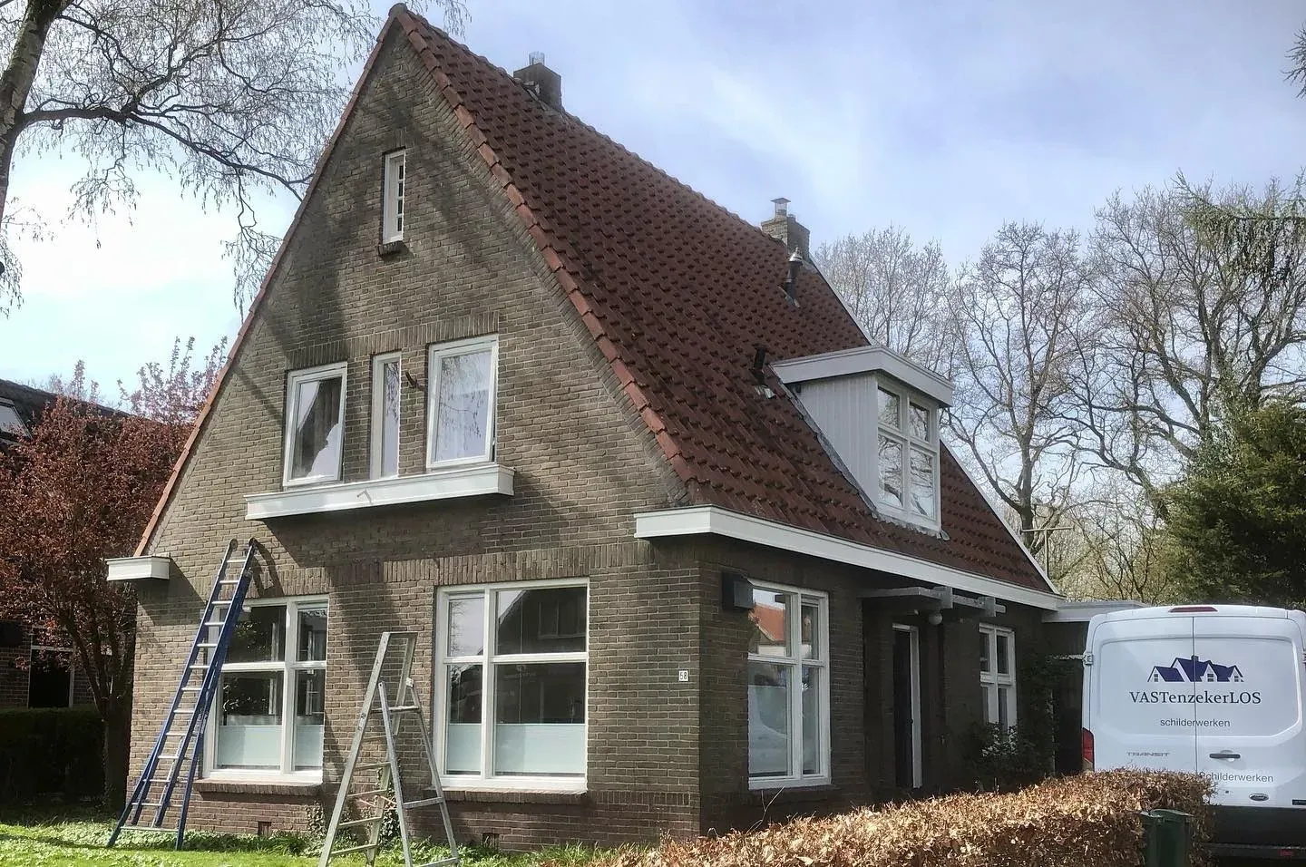 De voormalige schooldirecteurswoning uit 1930 met witte kozijnen