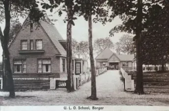Oude prentbriefkaart met de ULO-school in Borger en de woning ernaast