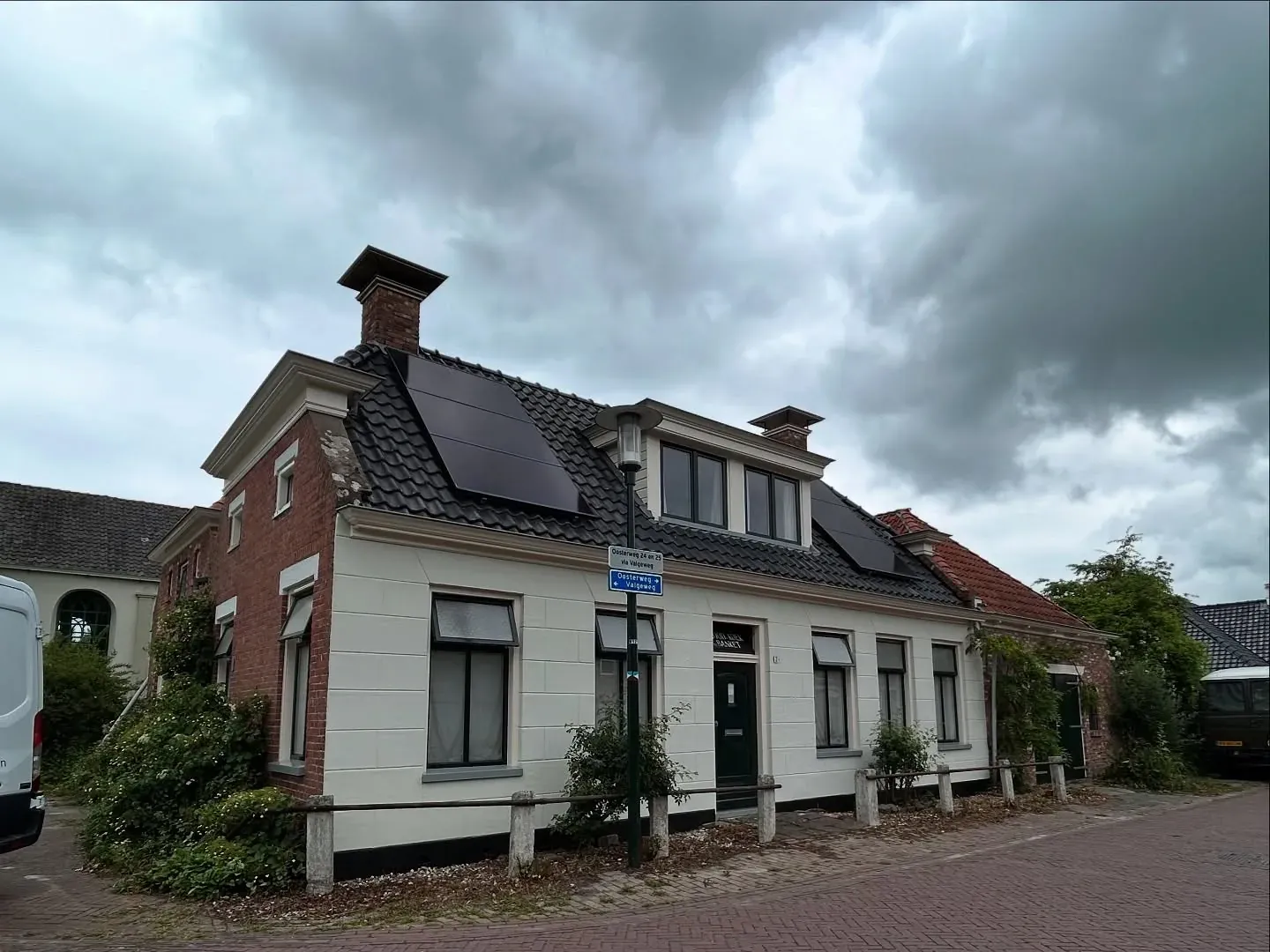 De witgeschilderde gevel van de voormalige bakkerij na afloop