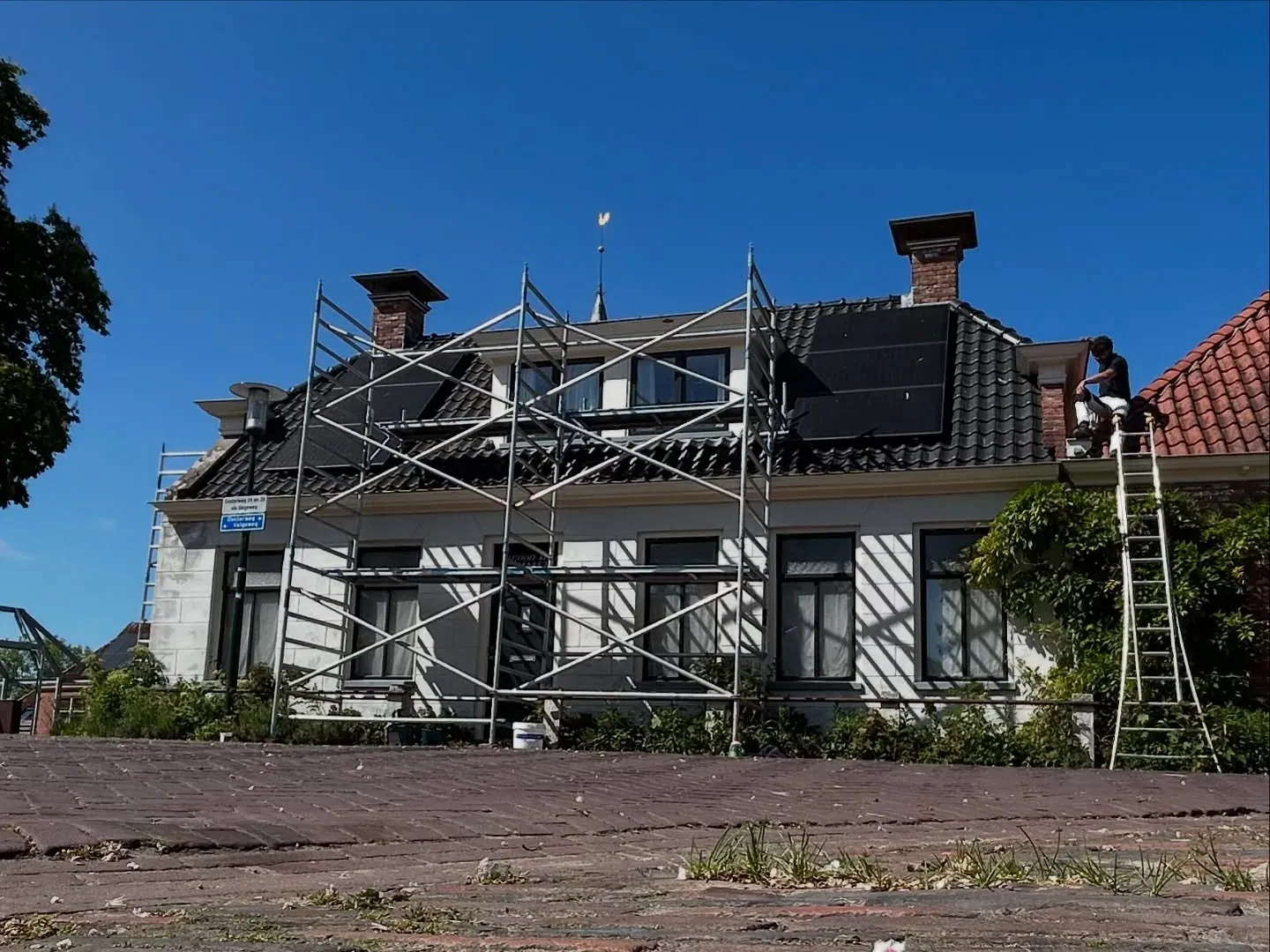 De voormalige bakkerij in de steigers onder een diepblauwe lucht