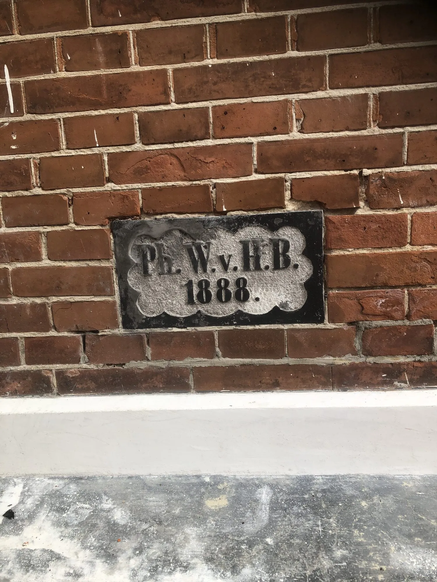 Gevelsteen met de initialen van de bouwer en het jaartal 1888