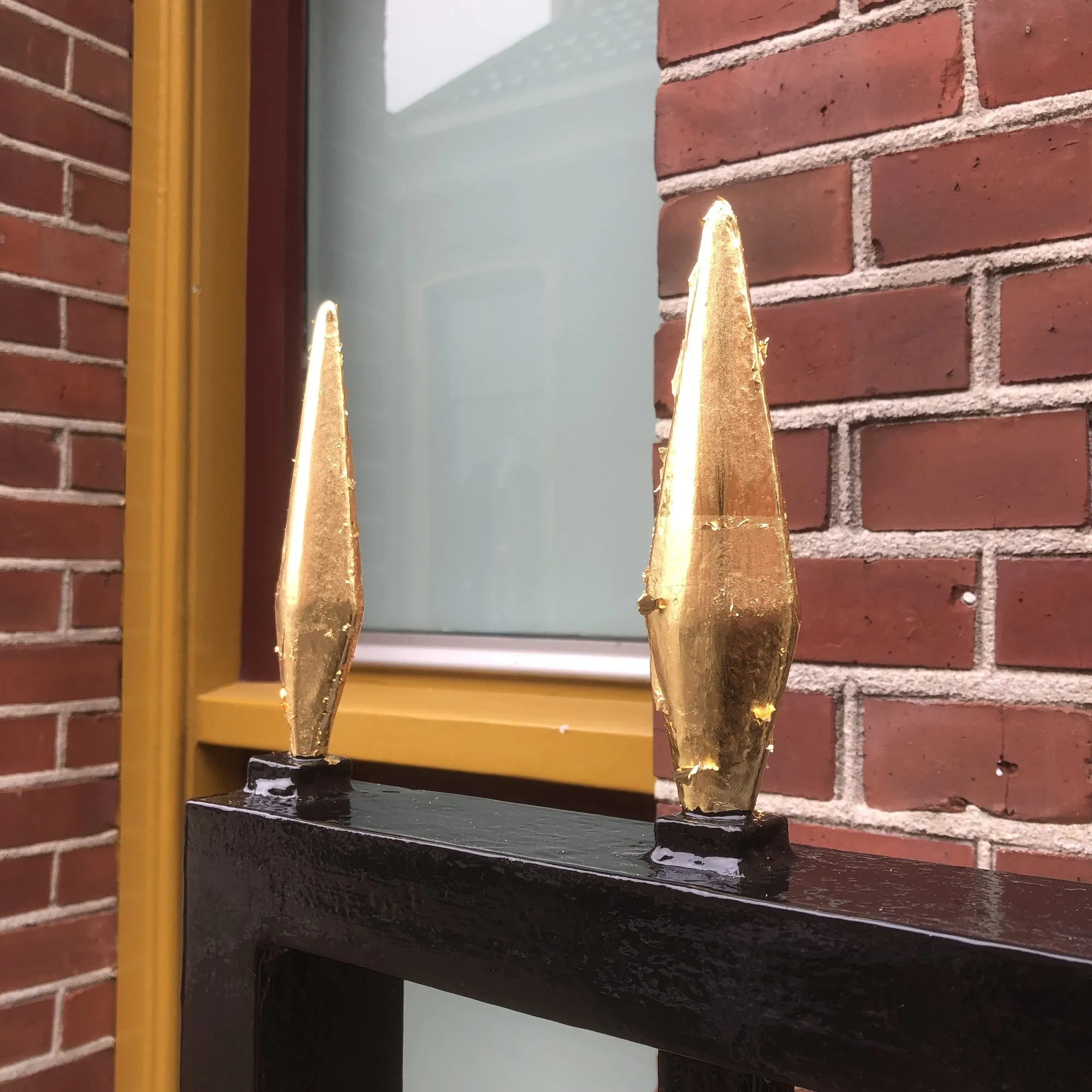 Vergulde speerpunten in de zon