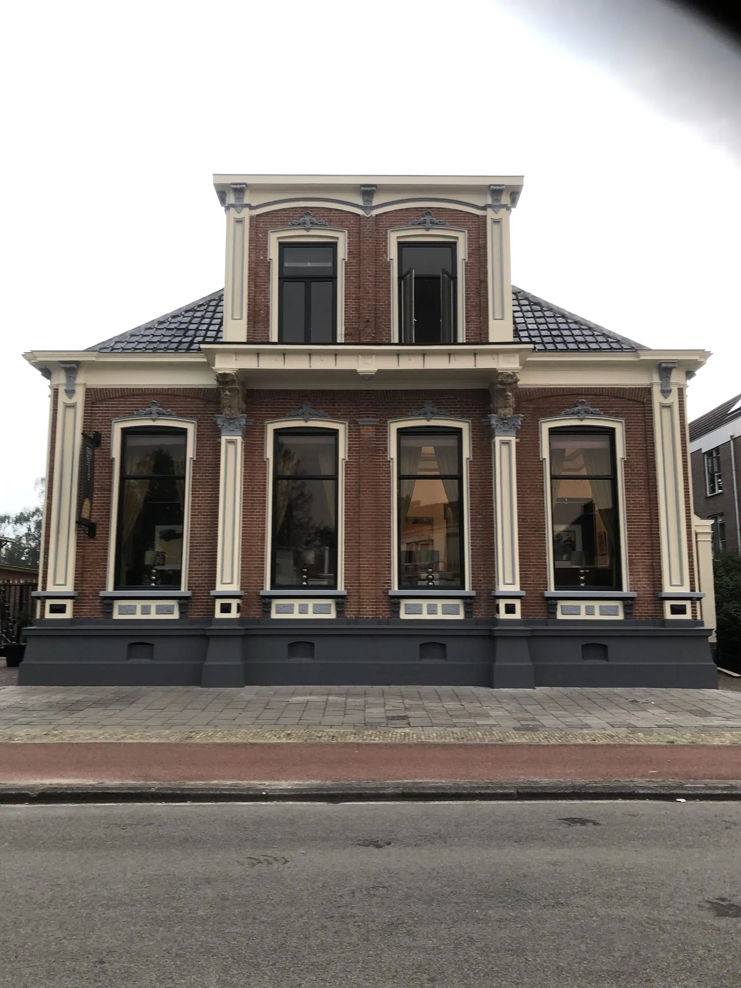 Detail van de hoek van het herenhuis met kapiteel en dakrand