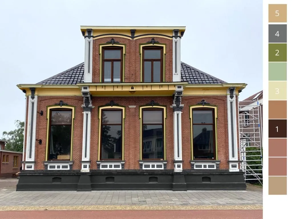 Voorgevel van een herenhuis met daarnaast een kleurenstaal van de gevonden kleuren