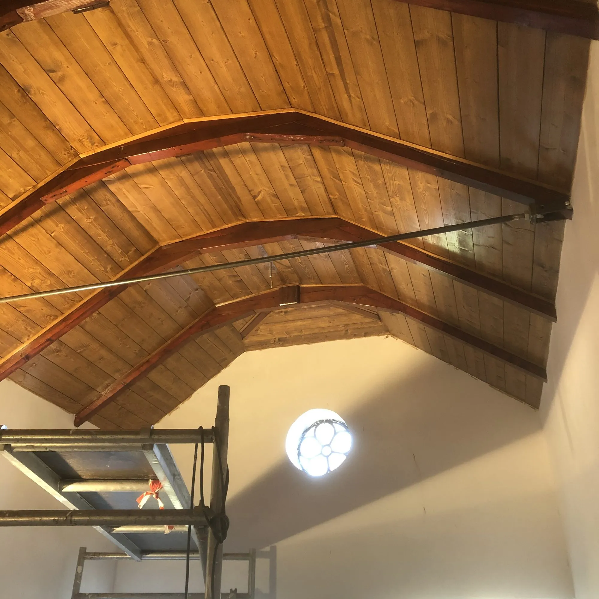 Houten plafond met zichtbare spanten in een zolderruimte