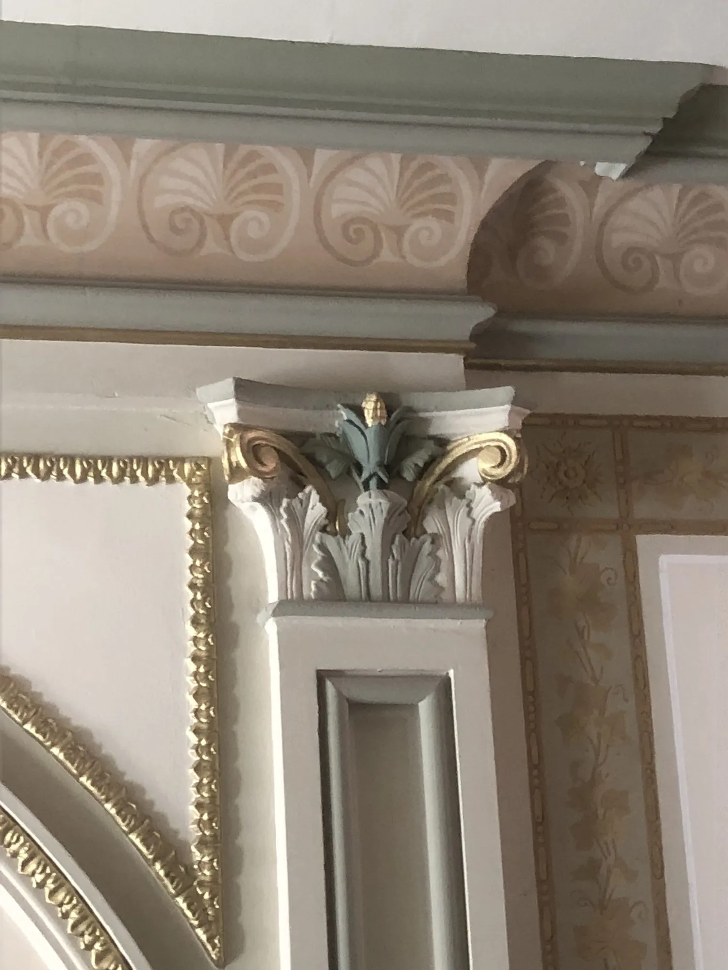 Plafondhoek met vergulde ornamenten