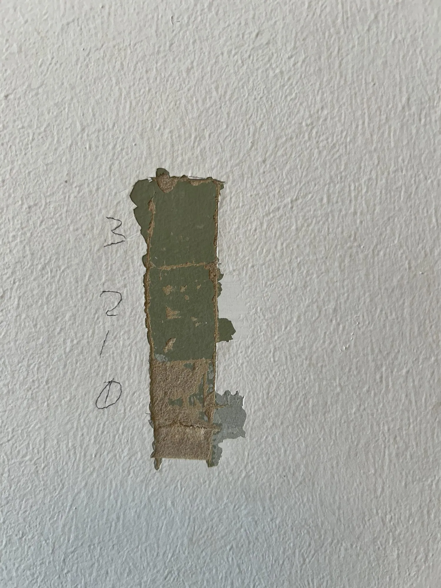 Kleine kleurentrap op een muur met genummerde verflagen