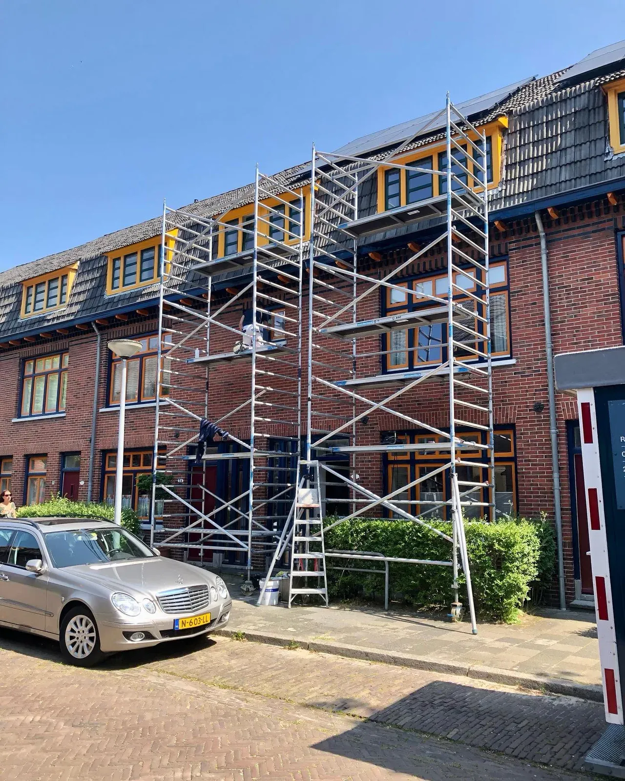 Steigers voor de gevels van de jaren-dertig woningen