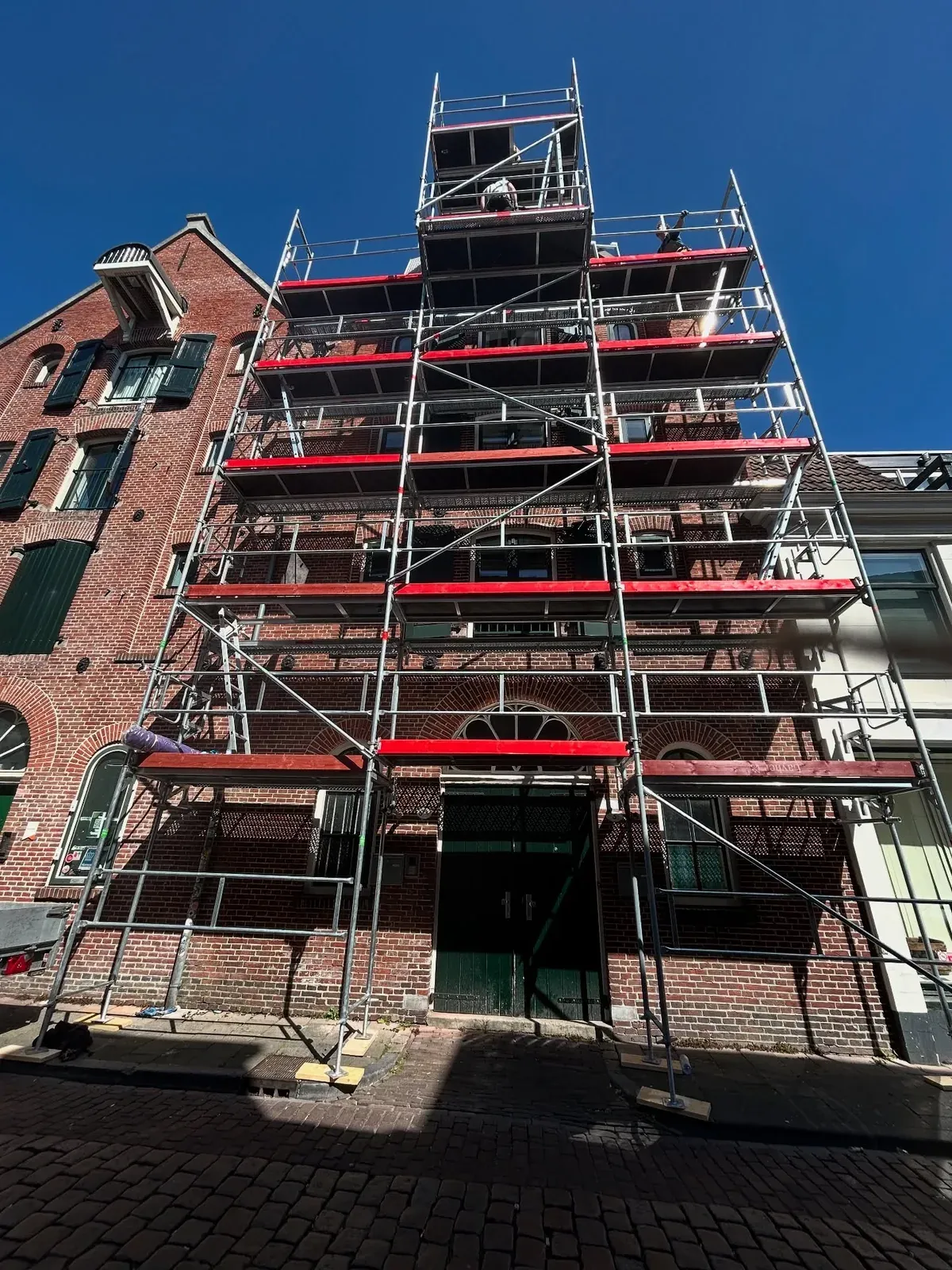 Steiger over de volledige hoogte van de pakhuisgevel
