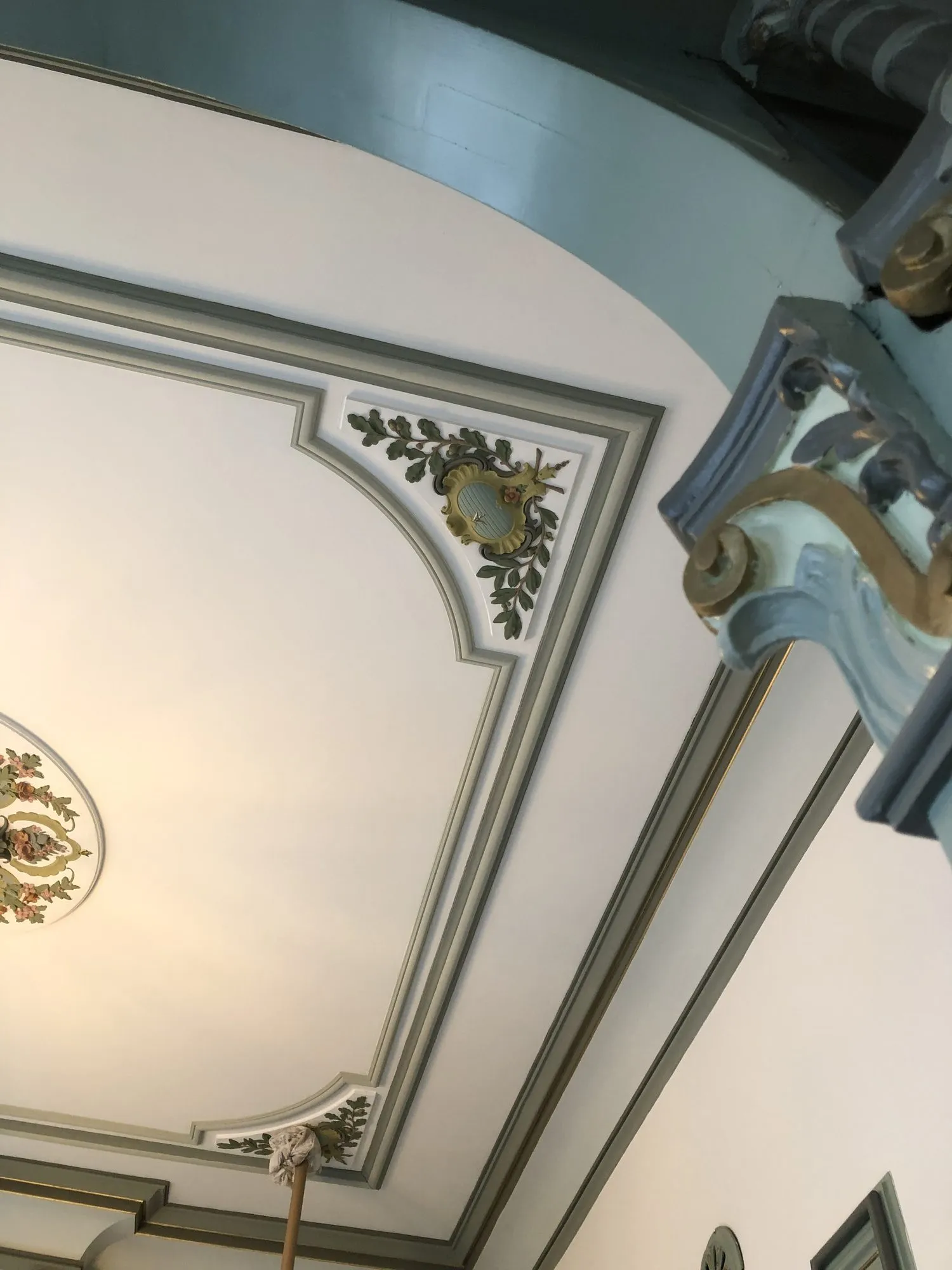 Plafondhoek met lijstwerk in blauw en goud