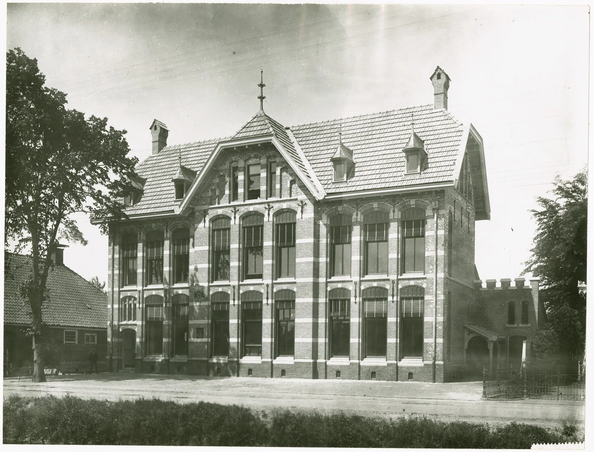 Zwart-witfoto van het postkantoor van Veendam uit de jaren twintig