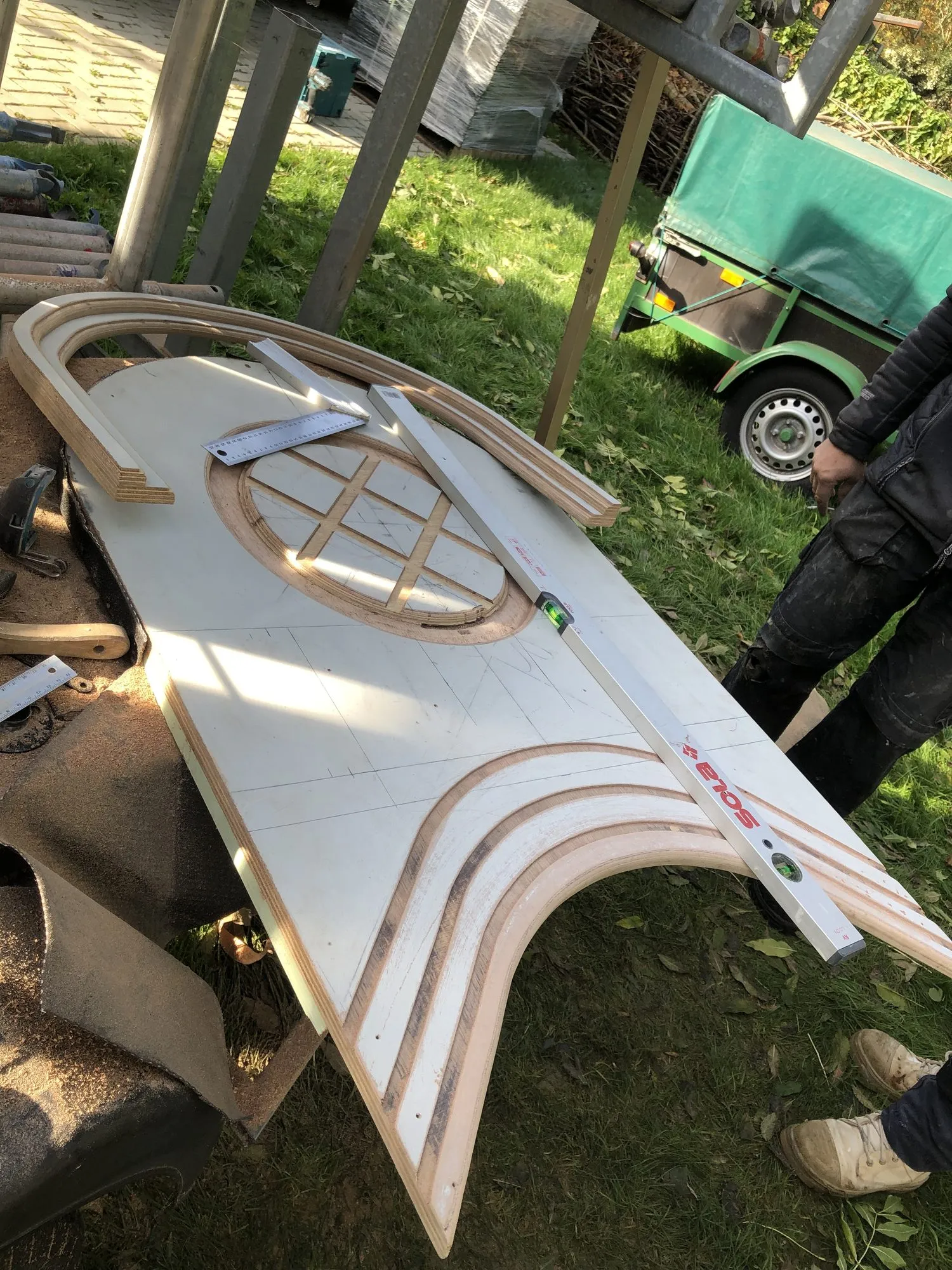 Op maat gemaakt houten paneel met decoratieve vorm op de werkplaats