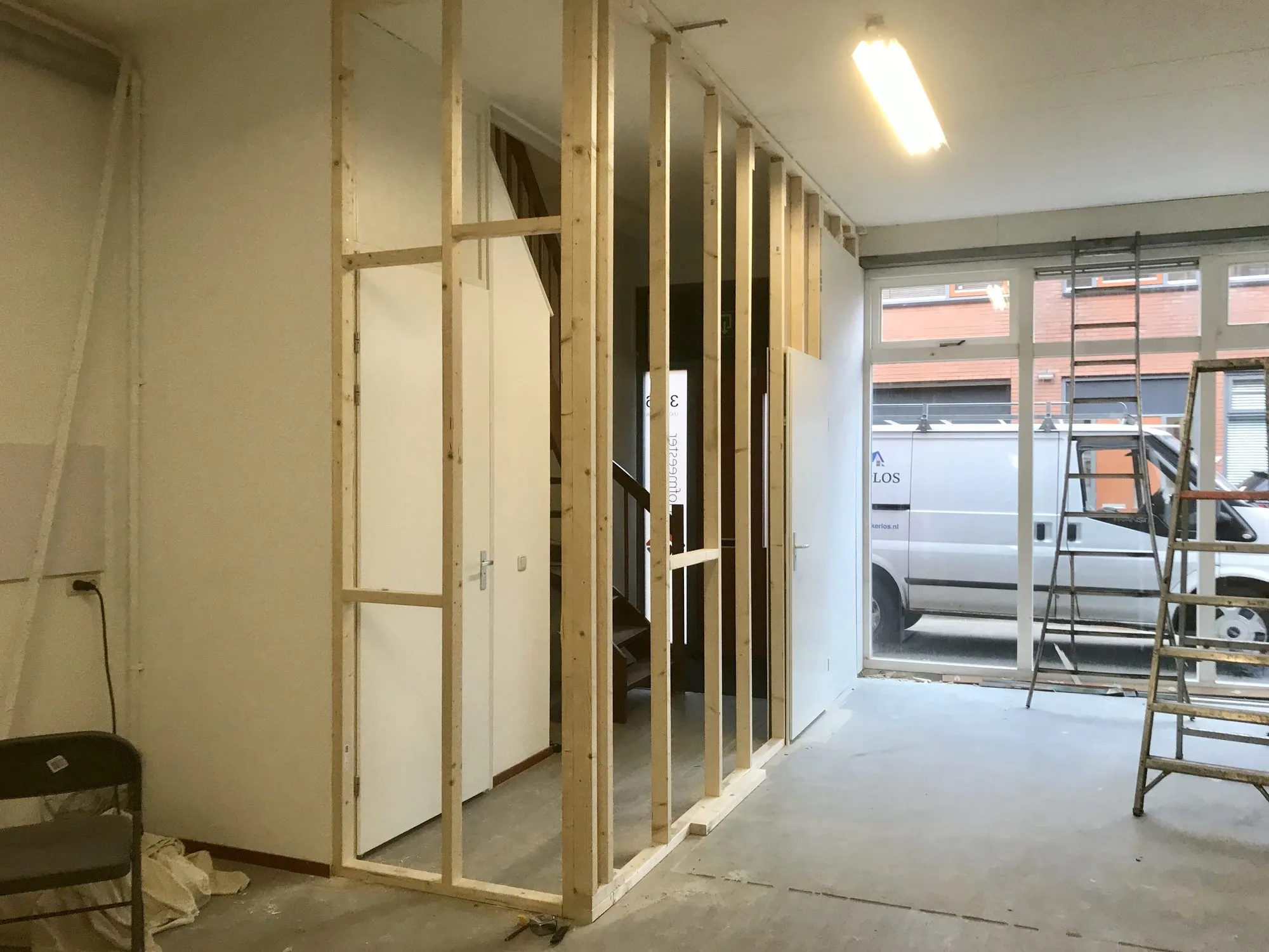 Nieuwe houten wandconstructie in een ruimte tijdens een verbouwing