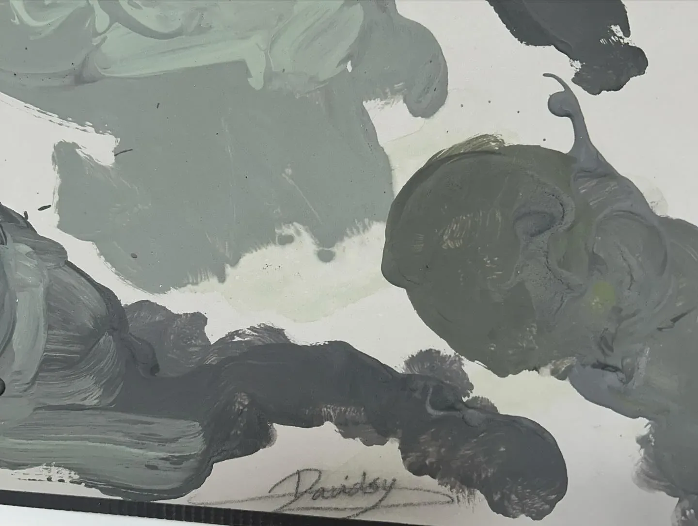 Detail van een geschilderde voorstelling in grijs en groen met een handtekening